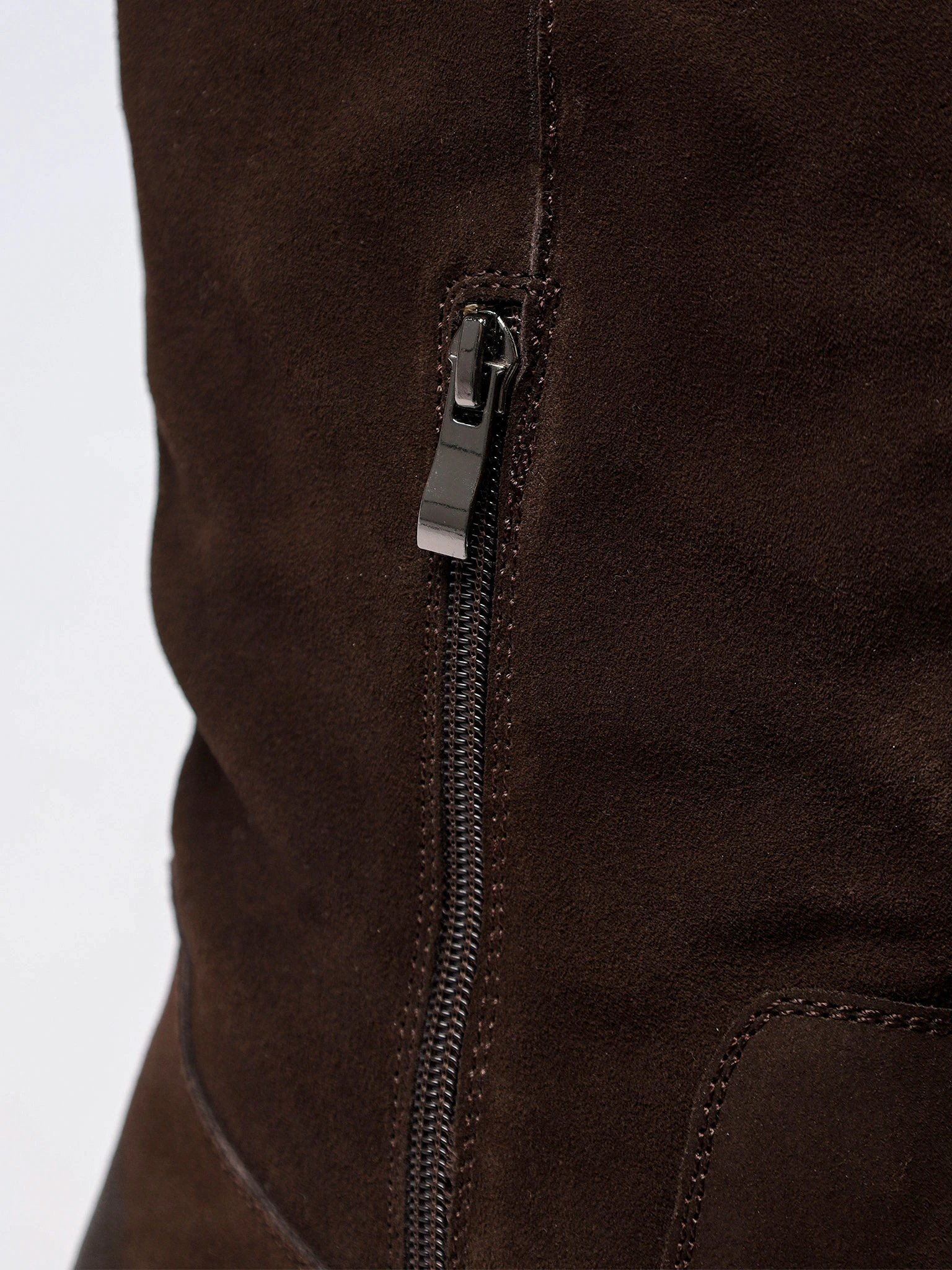 Сапоги коричневого цвета на низком каблуке